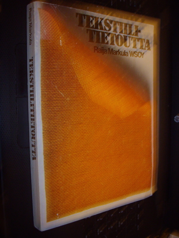 Raija Markula : Tekstiilitietoutta ( 1 p. 1975 ) Sis. postik