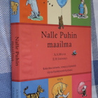 A.A. Milne - E.H. Shepard : Nalle Puhin maailma (2002 1.p.) - pikkukuva 1