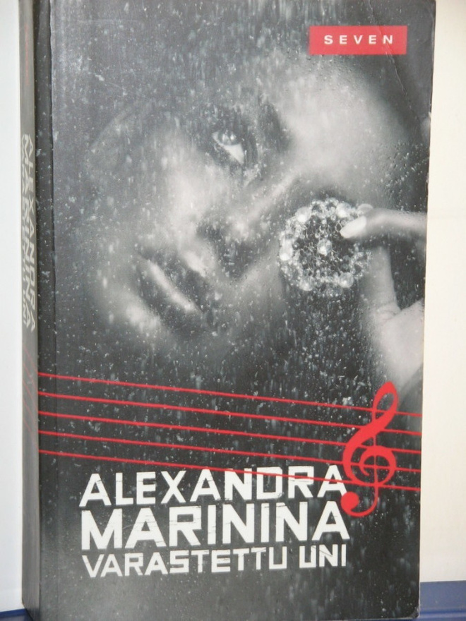 Alexandra Marinina : VARASTETTU UNI