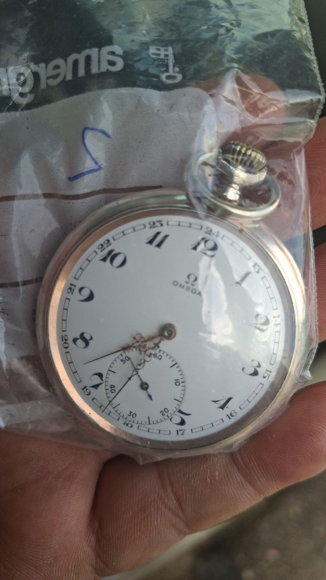 omega hopeinen taskukello huolettu