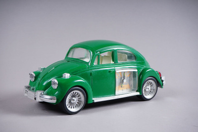 1046. Contact Design, Volswagen Beetle -pöytäkello