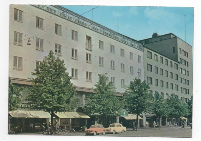 Lahti: Seurahuone ja kaksi keltaista autoa