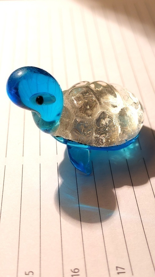 SULOINEN MINIATYYRI KILPIKONNA (vika)