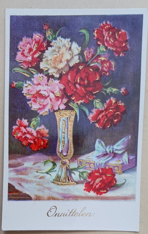 Auenneita neilikoita maljakossa, lahja, onnittelupk, p. 1956