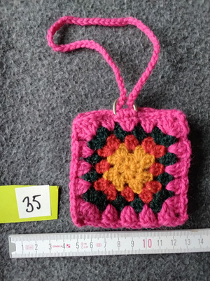 Alina´s Handmade virkattu avaimenperä airpodin suojakoteloon