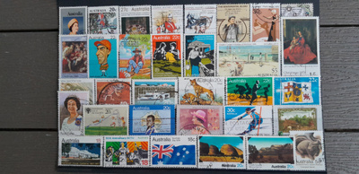 AUSTRALIA n.1970-80 luku LEIMATTUJA postimerkkejä 33 kpl