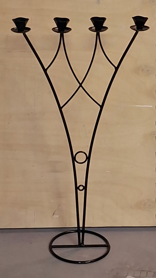 Musta kynttilänjalka nelipäinen
