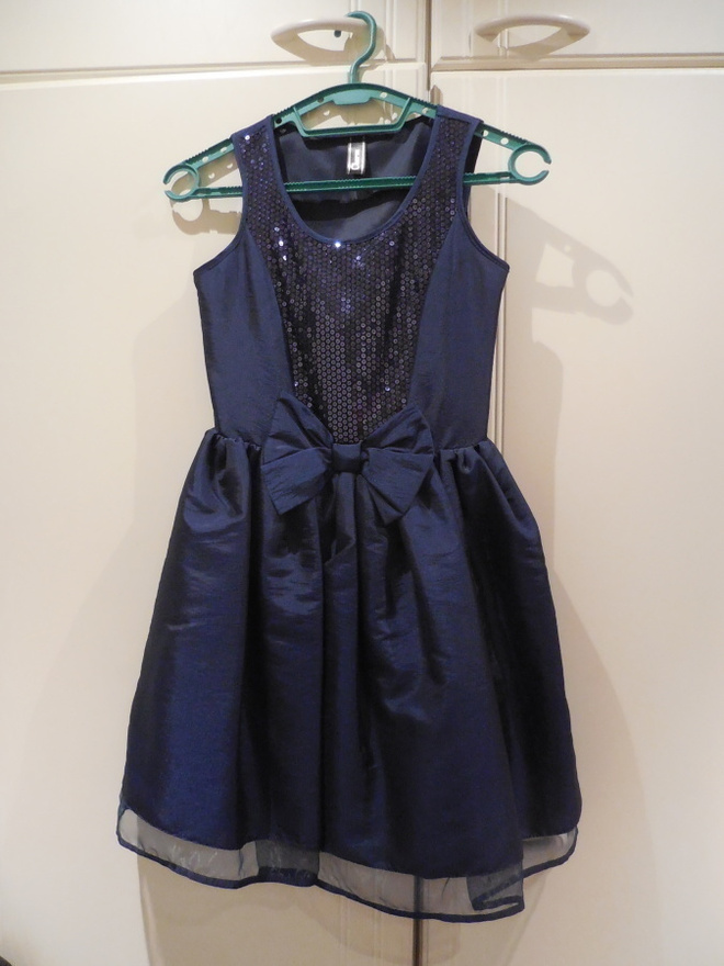 Juhlava *UUSI* MEKKO koko 140-146 cm