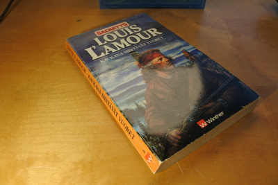 Louis L'Amour: Kaukana siintävät vuoret, pokkari