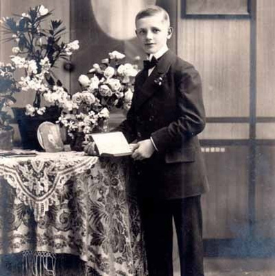 KONFIRMAATIO / Nuori poika lahjapöydän luona. 1900-l.