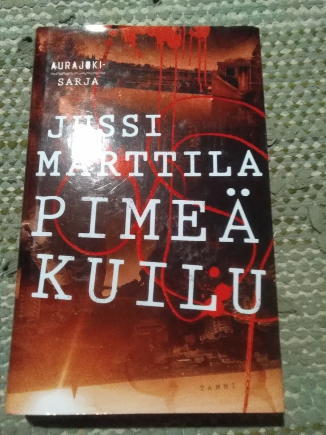 Jussi Marttila: Pimeä kuilu