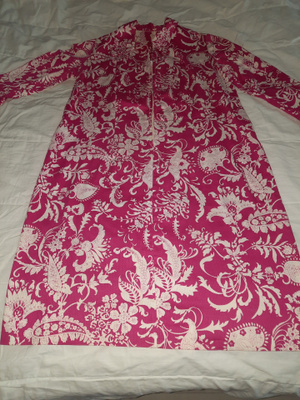 Uniikki ompelijan tekemä pitkähihainen mekko / pinkki-valkoi