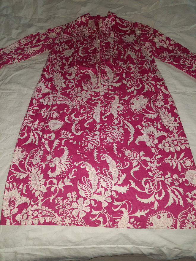 Uniikki ompelijan tekemä pitkähihainen mekko / pinkki-valkoi