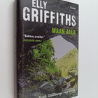 Elly Griffiths : Maan alla - pikkukuva 1