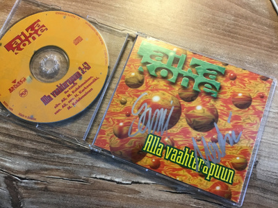 Aikakone . Alla vaahterapuun nimmari CDS