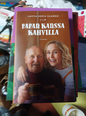Lotta-Sofia Saahko Papan kanssa kahvilla