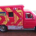Ford E-350 ambulance 2009 Mattel pienoismalli - pikkukuva 2