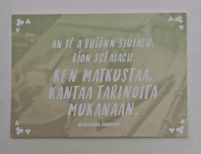 "Ken matkustaa, kantaa tarinoita mukanaan"-POSTIKORTTI
