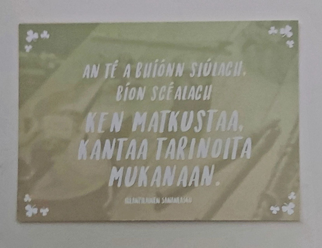 "Ken matkustaa, kantaa tarinoita mukanaan"-POSTIKORTTI