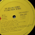 THE ROLLING STONES :: IT'S ONLY ROCK 'N ROLL:VINYYLI LP 1986 - pikkukuva 2