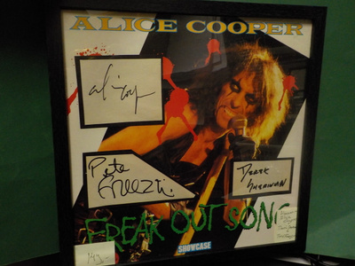 ALICE COOPER TAULU KOLMELLA NIMMARILLA