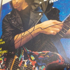 JOE SATRIANI NIMIKIRJOITUS LEHDEN KANSIKUVASSA - pikkukuva 2
