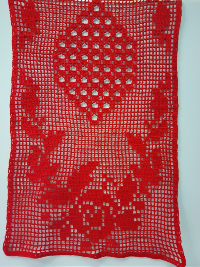 Punainen käsinvirkattu pitsiliina 40 x 95cm