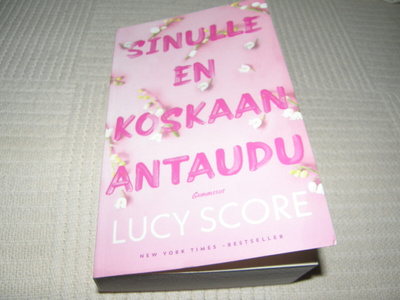 Lucy Score Sinulle en koskaan antaudu -nid