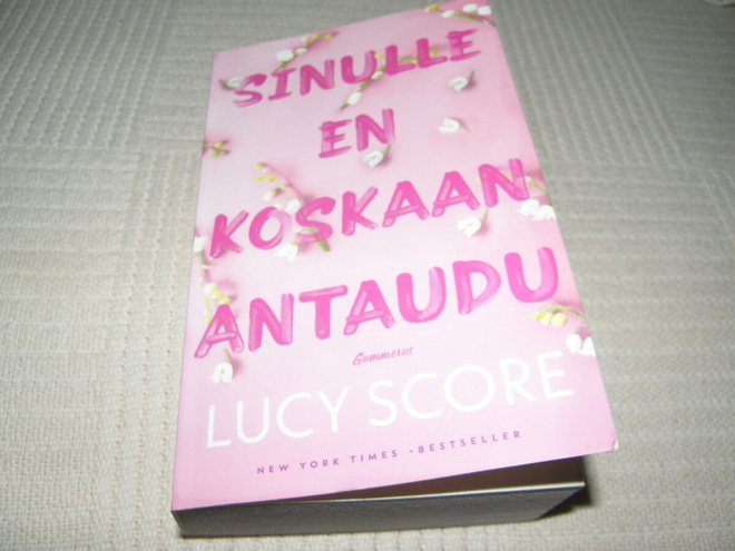 Lucy Score Sinulle en koskaan antaudu  -nid