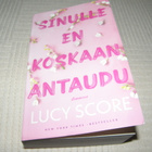 Lucy Score Sinulle en koskaan antaudu  -nid - pikkukuva 1