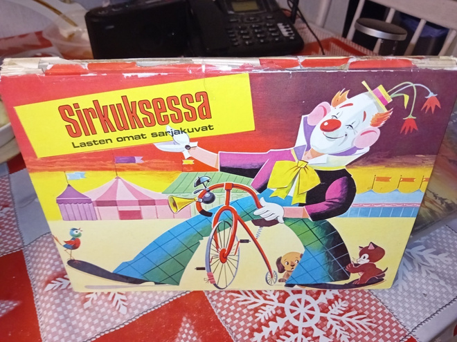 Ponnahduskuvakirja SIRKUKSESSA ( SIS POSTIKULU  )