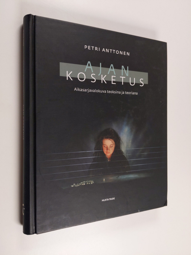 Petri Anttonen : Ajan kosketus : aikasarjavalokuva teoksi...