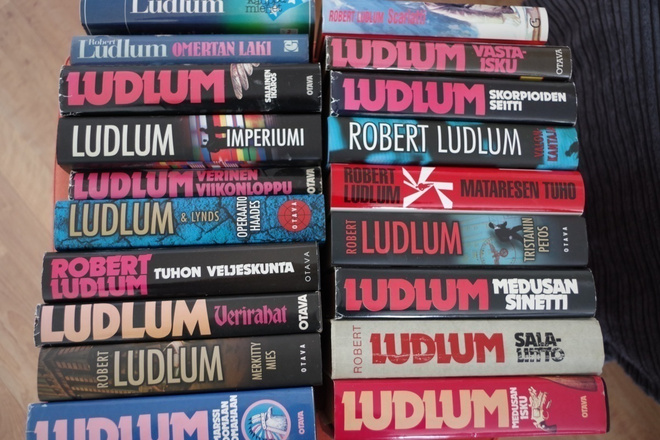 Robert Ludlum, lähes koko tuotanto suomeksi!!! 23 kirjaa!