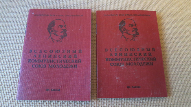 CCCP: kaksi Komsomol jäsenkirjaa
