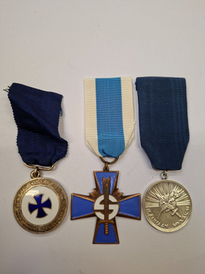 Kolme mitalia