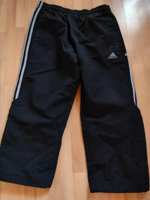 Adidas tuulipuvun housut.