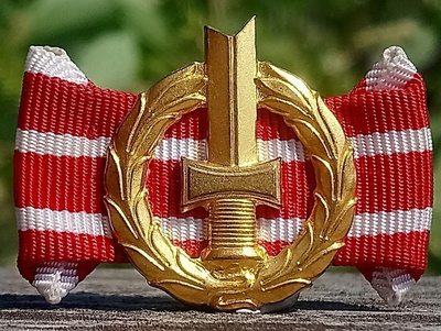 Sotaveteraani kullanvärinen merkki Rusetilla. Halkaisija - 2