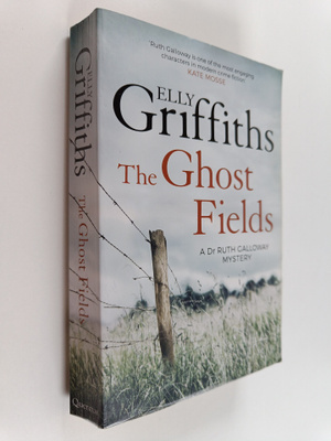 Elly Griffiths : The ghost fields : a Dr Ruth Galloway my...