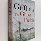 Elly Griffiths : The ghost fields : a Dr Ruth Galloway my... - pikkukuva 1