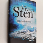 Viveca Sten : Ristiaallokossa - pikkukuva 1