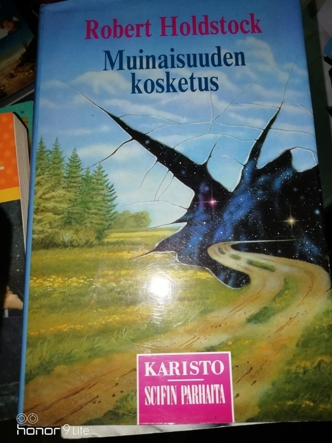 robert holdstock Muinaisuuden kosketus