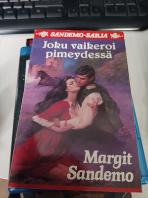 Margit Sandemo Joku vaikeroi pimeydessä