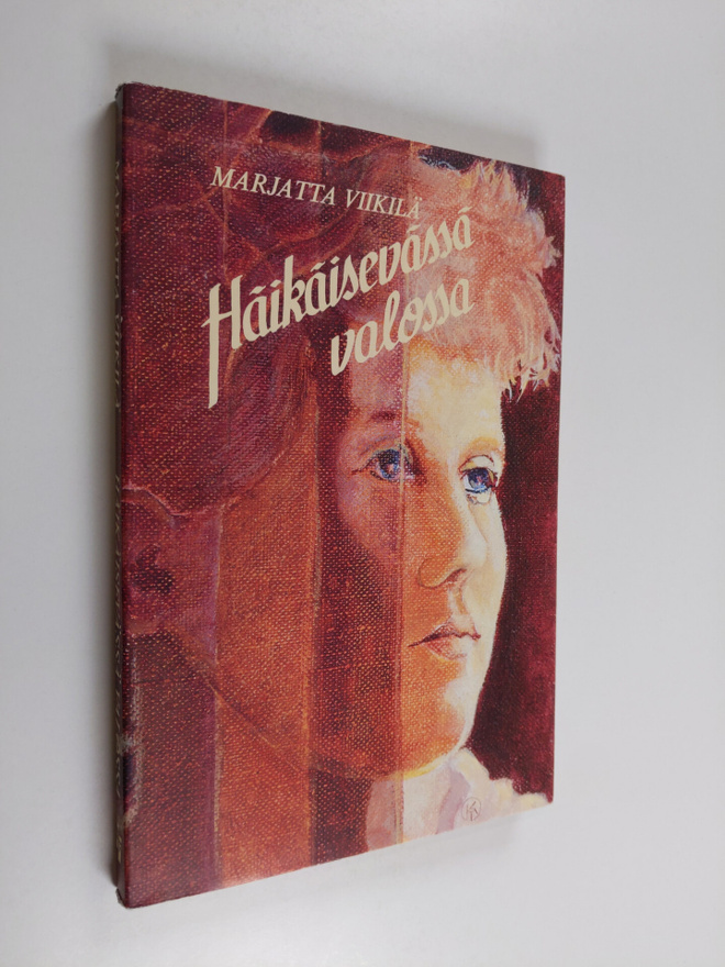 Marjatta Viikilä : Häikäisevässä valossa : runoja