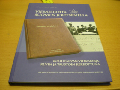 Visa Auvinen: Vierailijoita Suomen Joutsenella - Koululaivan
