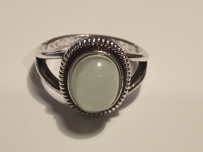 Kaunis vihertävän sävyinen sormus, koko 18,2 mm