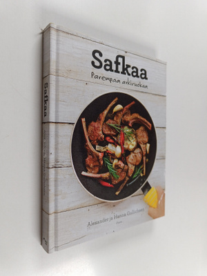 Hanna Gullichsen ym. : Safkaa : parempaa arkiruokaa