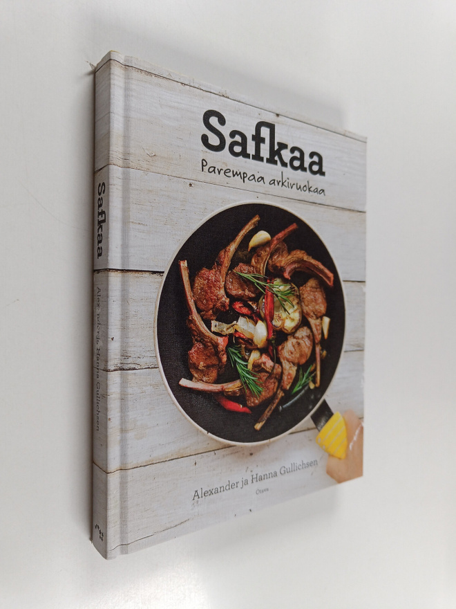 Hanna Gullichsen ym. : Safkaa : parempaa arkiruokaa