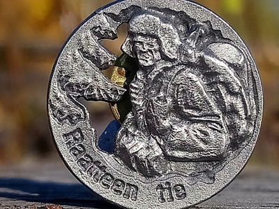 Hopeavärinen Raatteen tien merkki. Halkaisija - 23 mm.