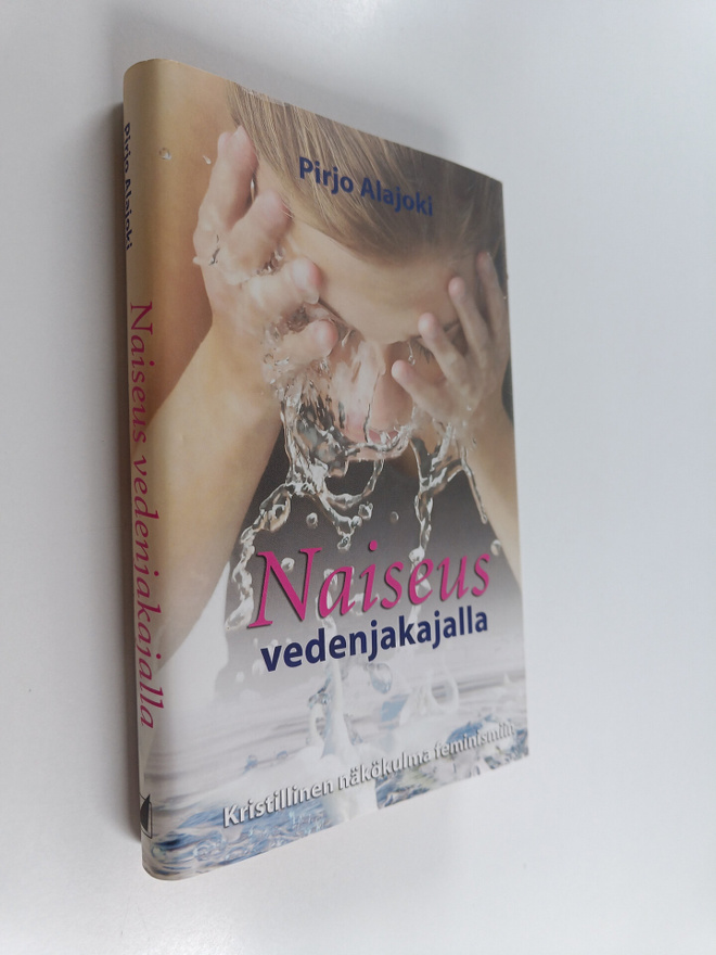 Pirjo Alajoki : Naiseus vedenjakajalla : kristillinen näk...
