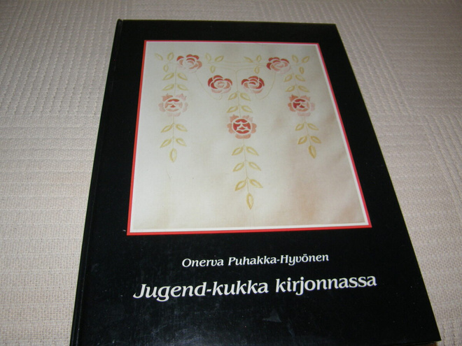 Onerva Puhakka-Hyvönen Jugend-kukka kirjonnassa